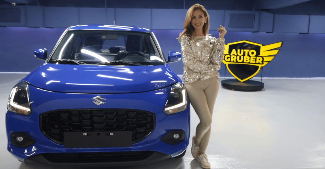 Cliente feliz recibe su carro nuevo importado con Auto Gruber en Caracas