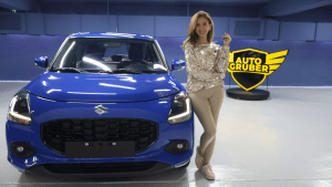Cliente feliz recibe su carro nuevo importado con Auto Gruber en Caracas